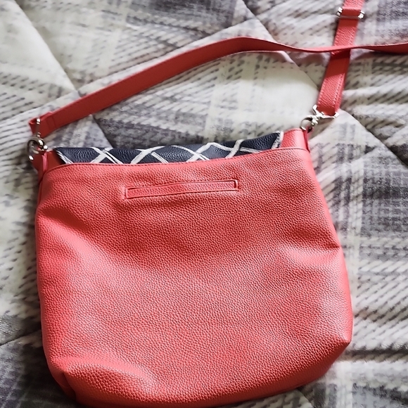 Thirty-One Crossbody Bag in Orange and Black with Stylish Design - Picture 4 of 4